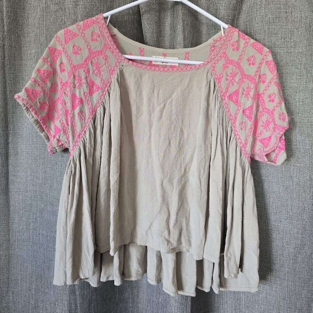 Natural Life Tan & Pink Embroidered Flowy Blouse Size XS/S Short Sleeve